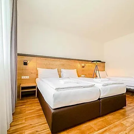 Hotel Sachsengang - Free Parking, Near U1 & U2 Groß-Enzersdorf