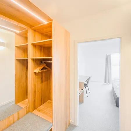 Sachsengang - Free Parking, Near U1 & U2 - Self-check-in Szálloda 3*